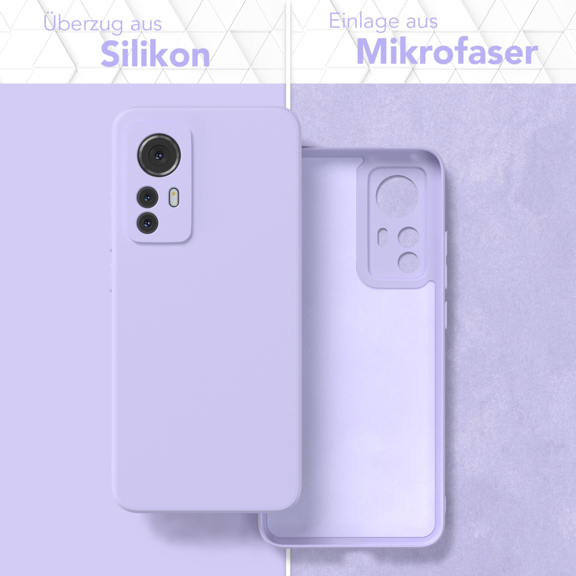 Zwei Handyhüllen. Eine offen, eine geschlossen. Beide sind lila mit Text: Silikonhülle, Mikrofaser-Innen.