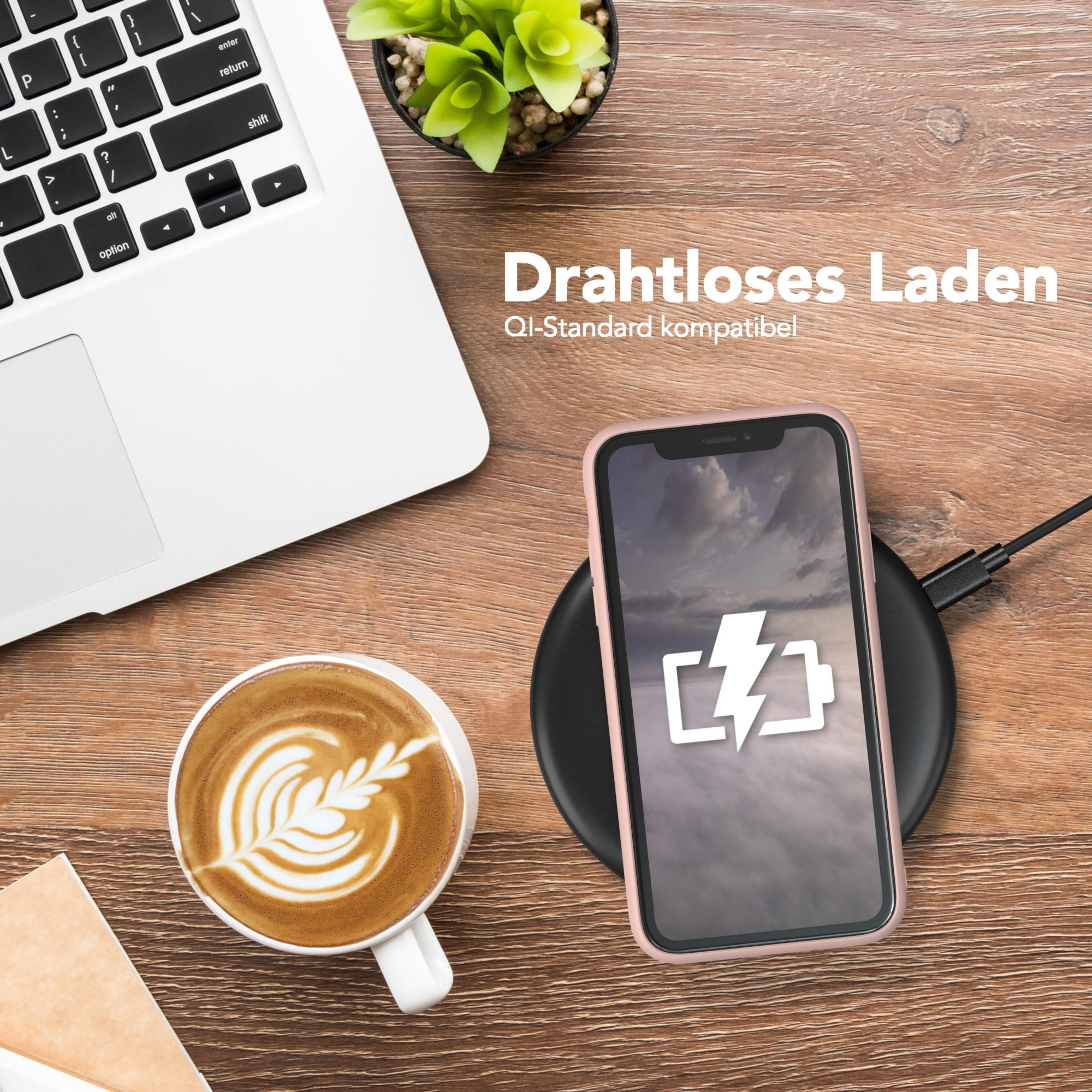 Laptop, Kaffee, Telefon und kabelloses Ladegerät auf einem Holztisch. Telefon in einer Hülle.