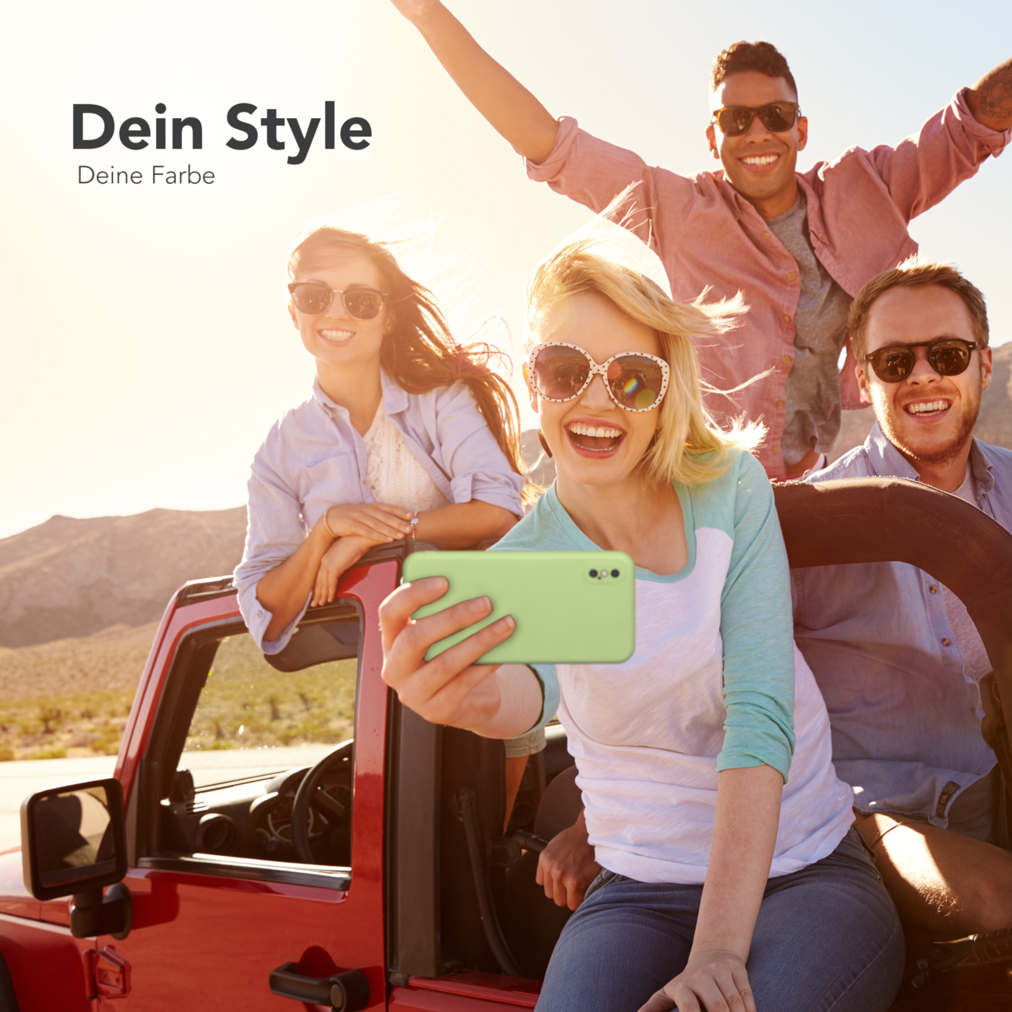 Gruppe von Personen, die ein Selfie in einem roten Jeep machen. Sonniger Hintergrund.