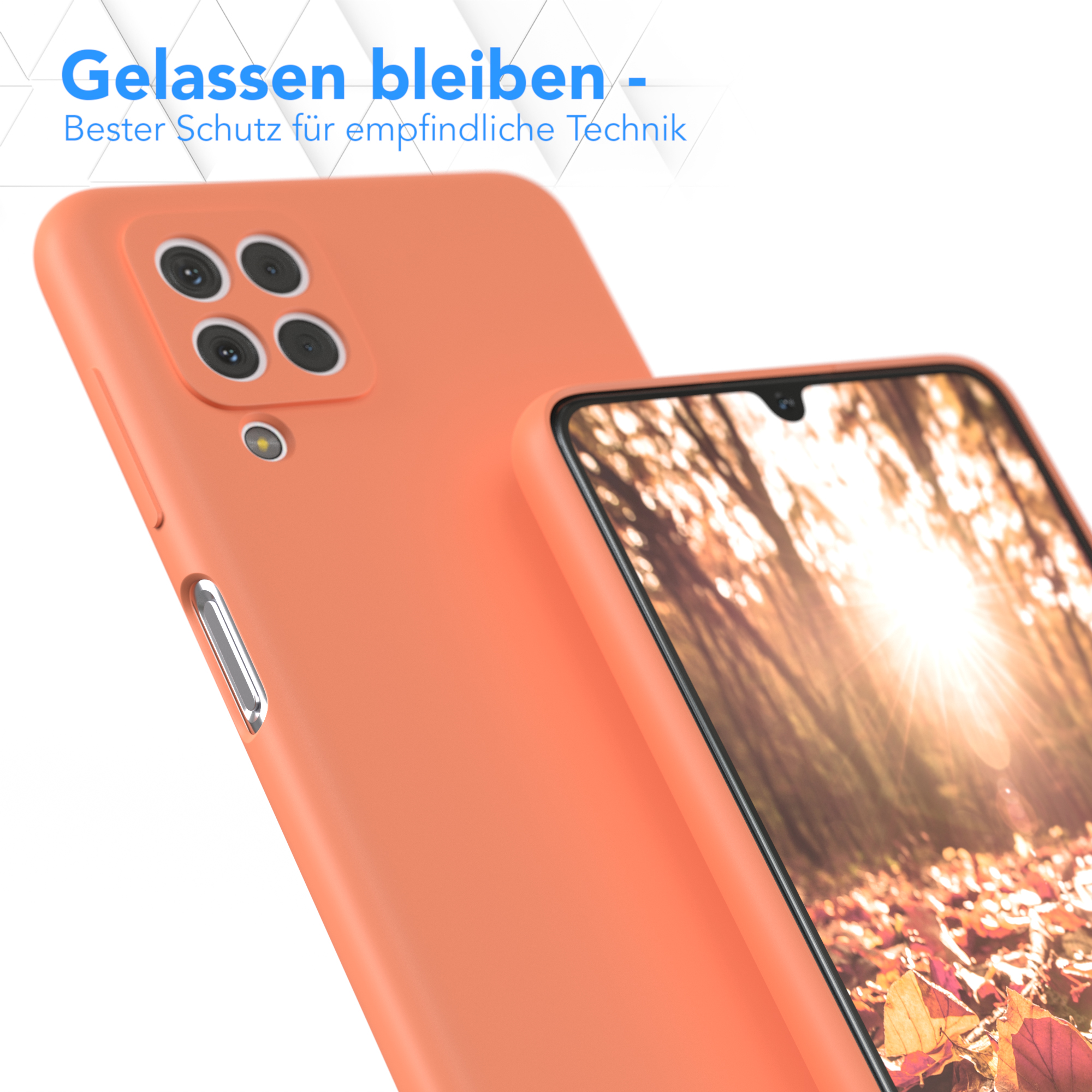 Nahaufnahme einer orangefarbenen Handyhülle auf dem Handy, mit vier Kameralinsen. Herbstlaub im Hintergrund.