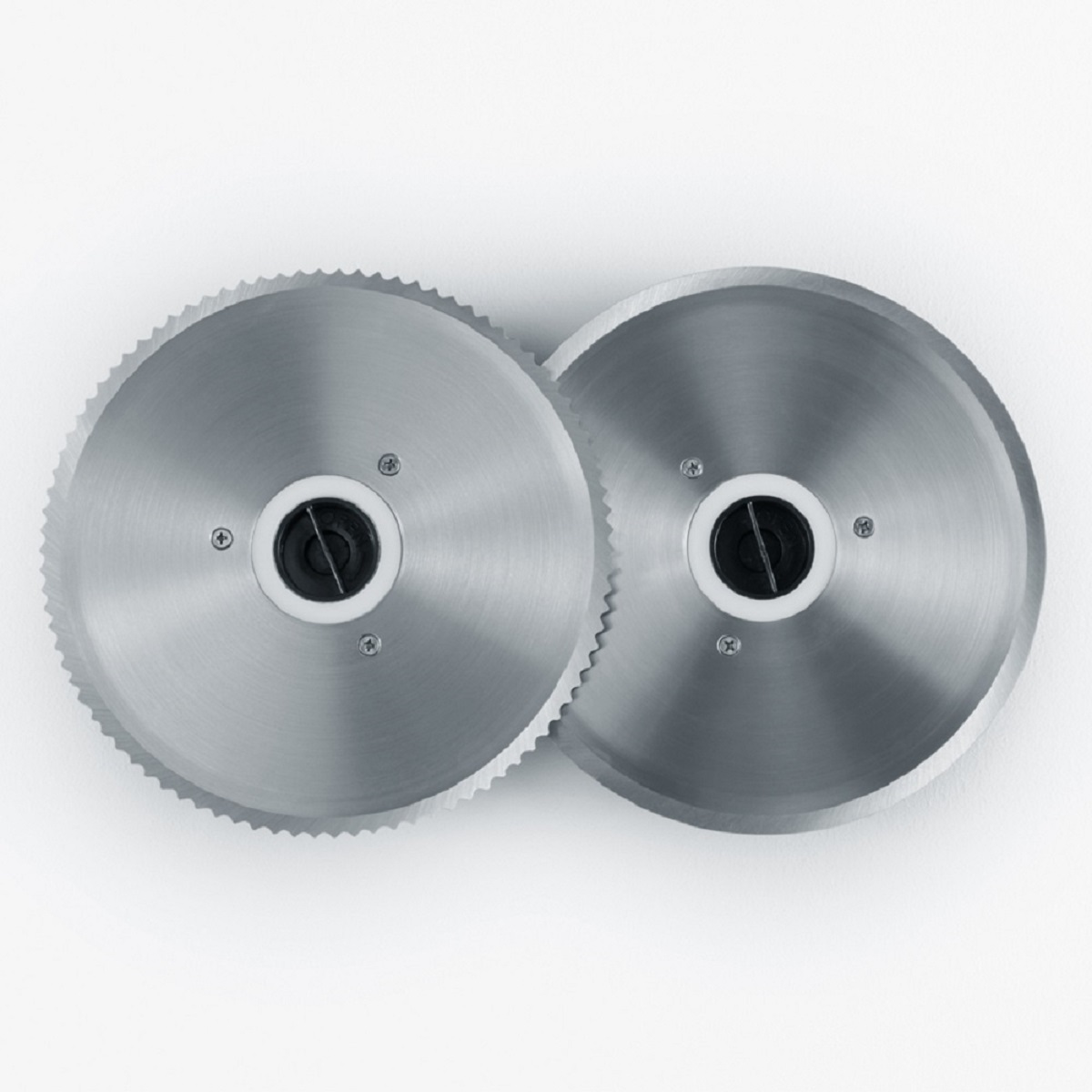 Dwa okrągłe brzeszczoty. Srebrny kolor. Zęby na zewnętrznej krawędzi. Białe tło. Widok z góry.