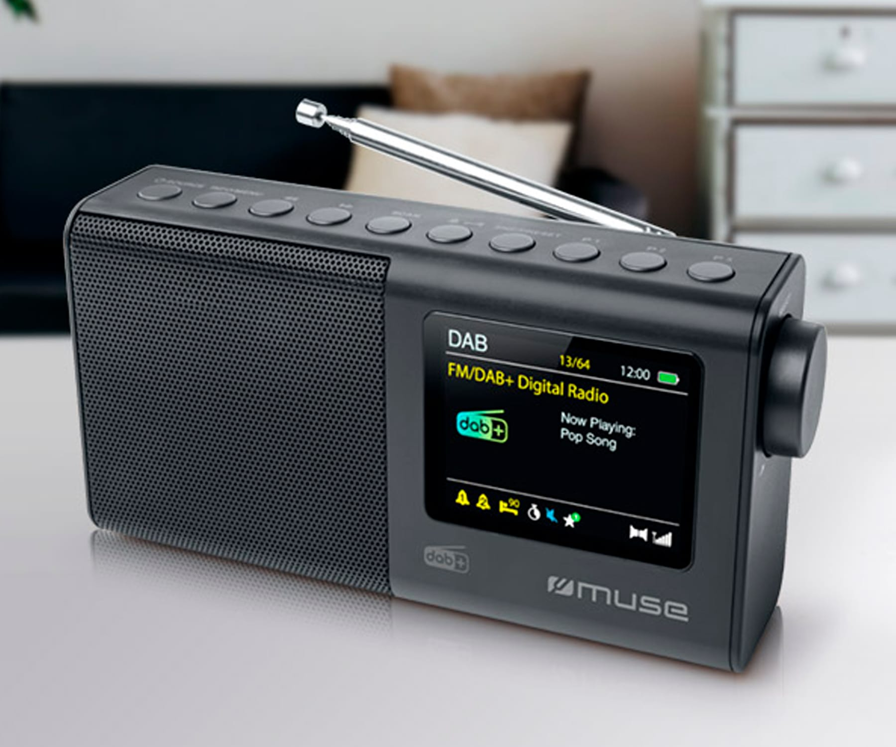 Czarny radioodbiornik DAB z ekranem, przyciskami i anteną.