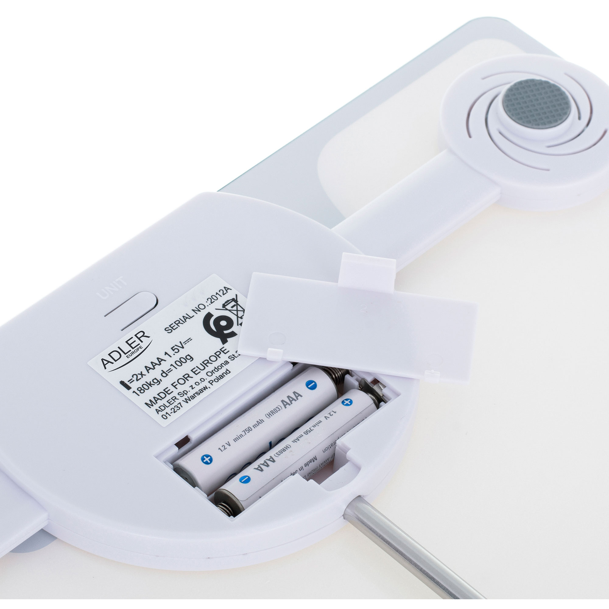 Biała waga z odsłoniętymi bateriami. Waga jest oznaczona tekstem.