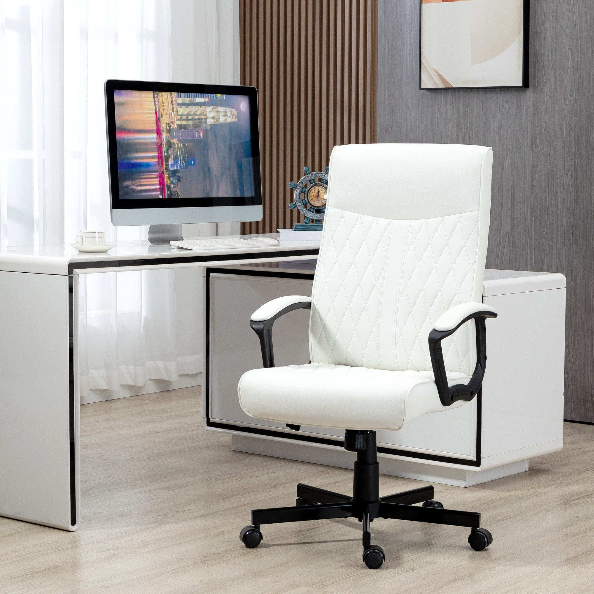 Escena de oficina con silla y escritorio blancos. Monitor y reloj en el escritorio.