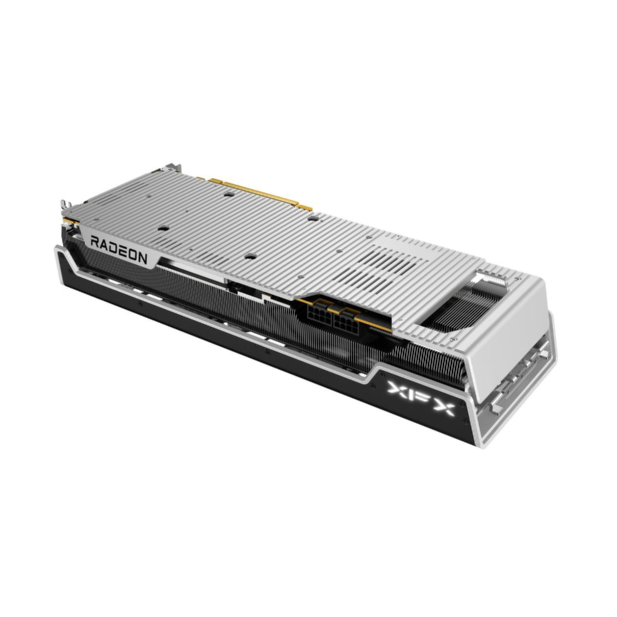 Scheda grafica argento e nera. Logo Radeon in alto. Sfondo bianco.