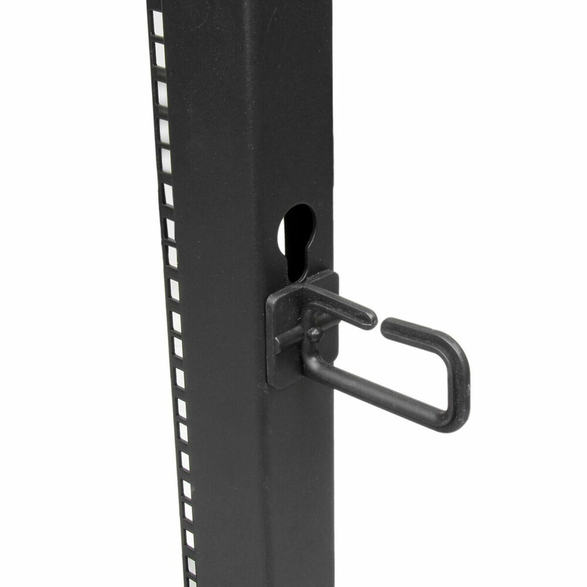 Primer plano de un gancho de rack de servidor negro. Fondo blanco.