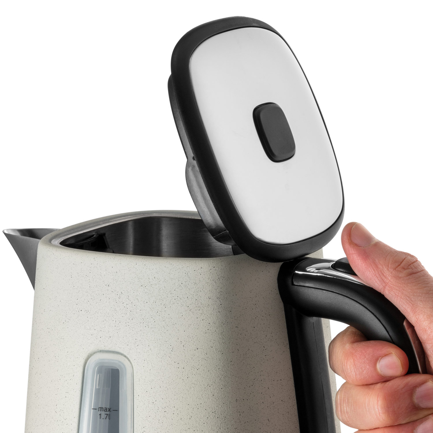 Beżowy czajnik elektryczny z otwartą pokrywą, widocznym uchwytem. Dłoń na uchwycie.