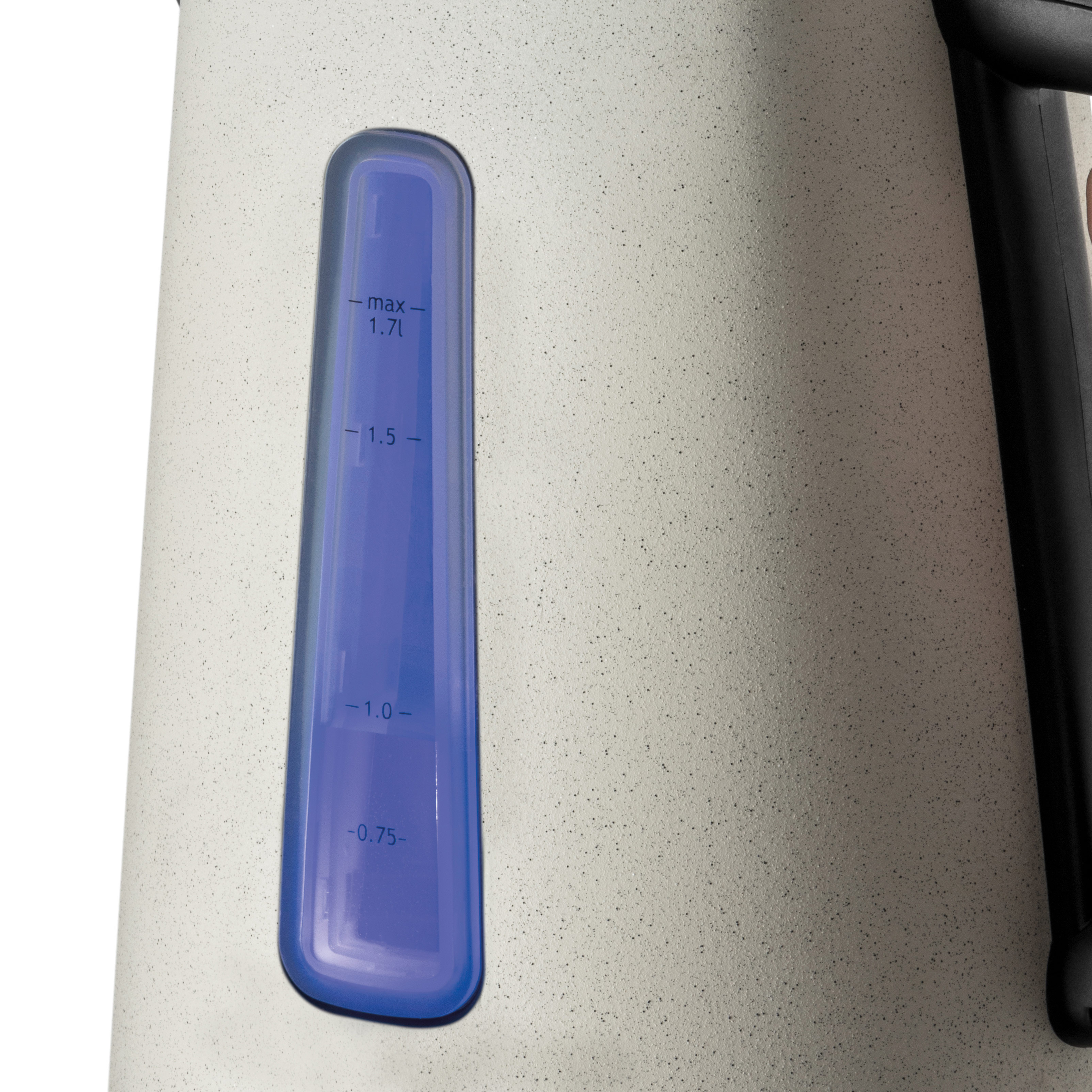 Szczegół czajnika: wskaźnik poziomu wody pokazuje maks. 1,7L. Czajnik jest jasnoszary.