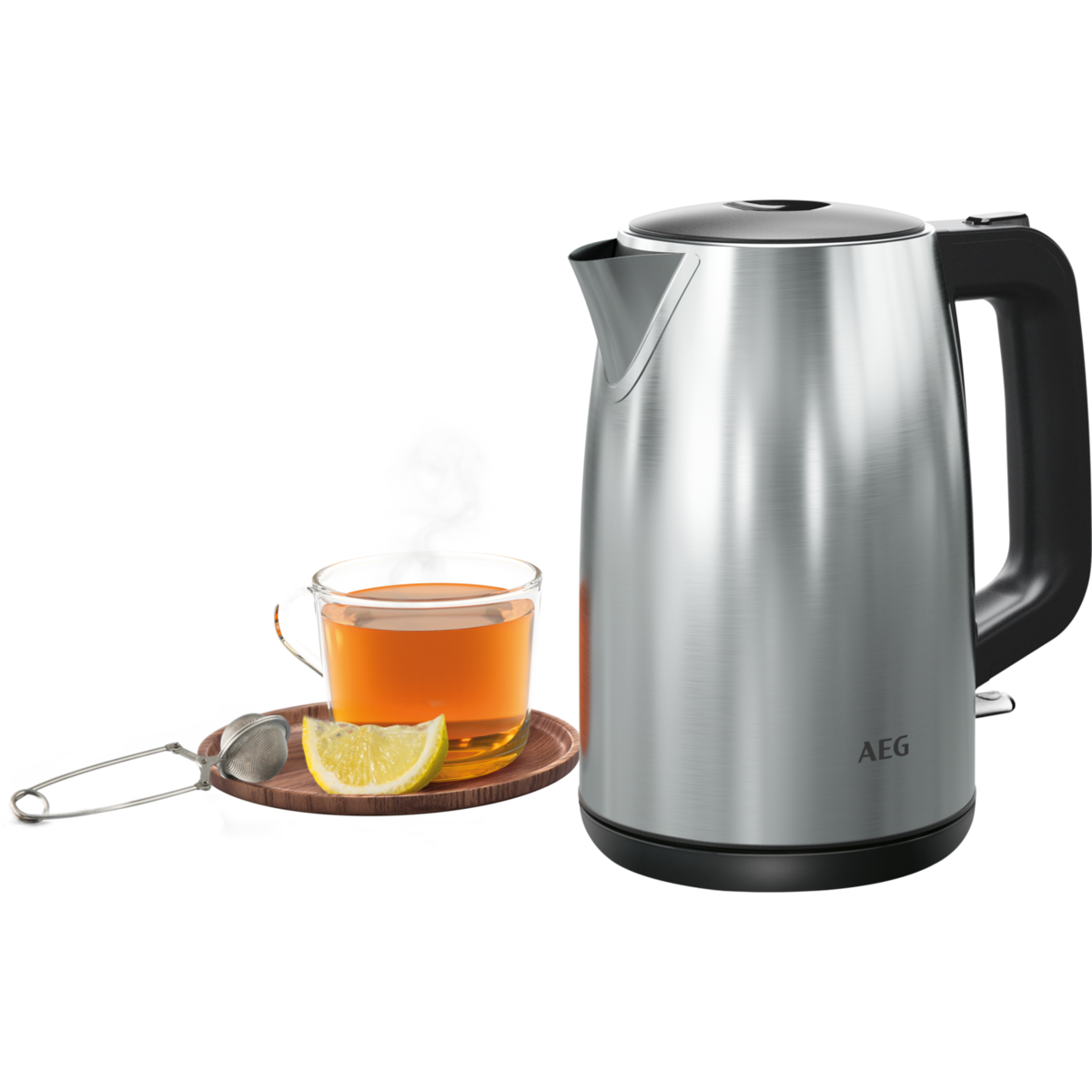 Bollitore elettrico argentato con manico nero, tazza di tè e fetta di limone.
