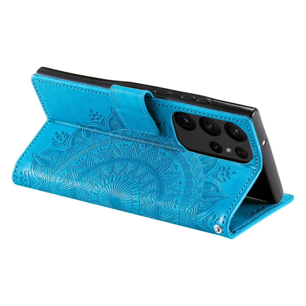 Blaue Handyhülle mit Mandala-Design, hält ein Telefon. Blauer Hintergrund.