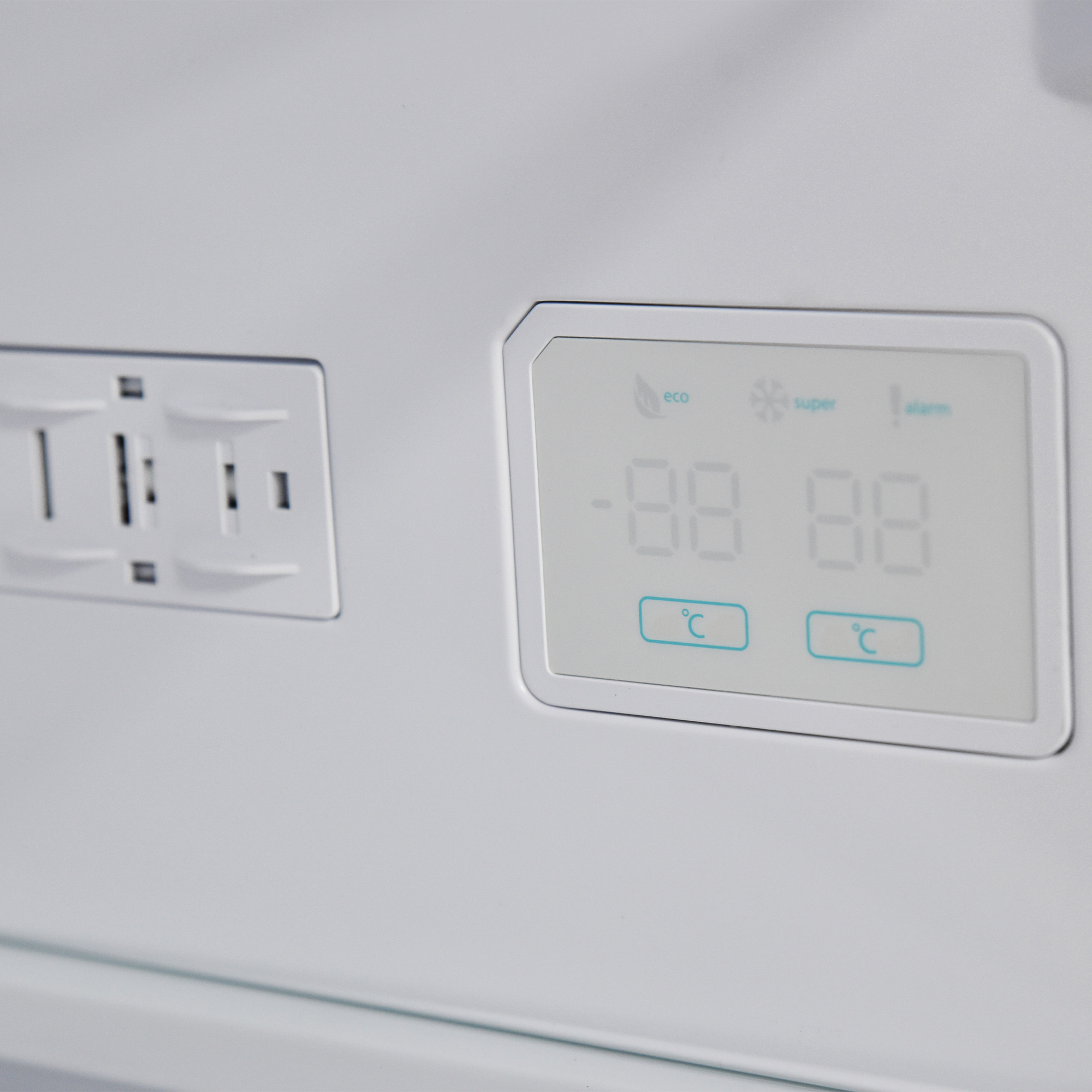 Nahaufnahme eines weißen Geräts mit Digitalanzeige, die Temperaturwerte anzeigt.