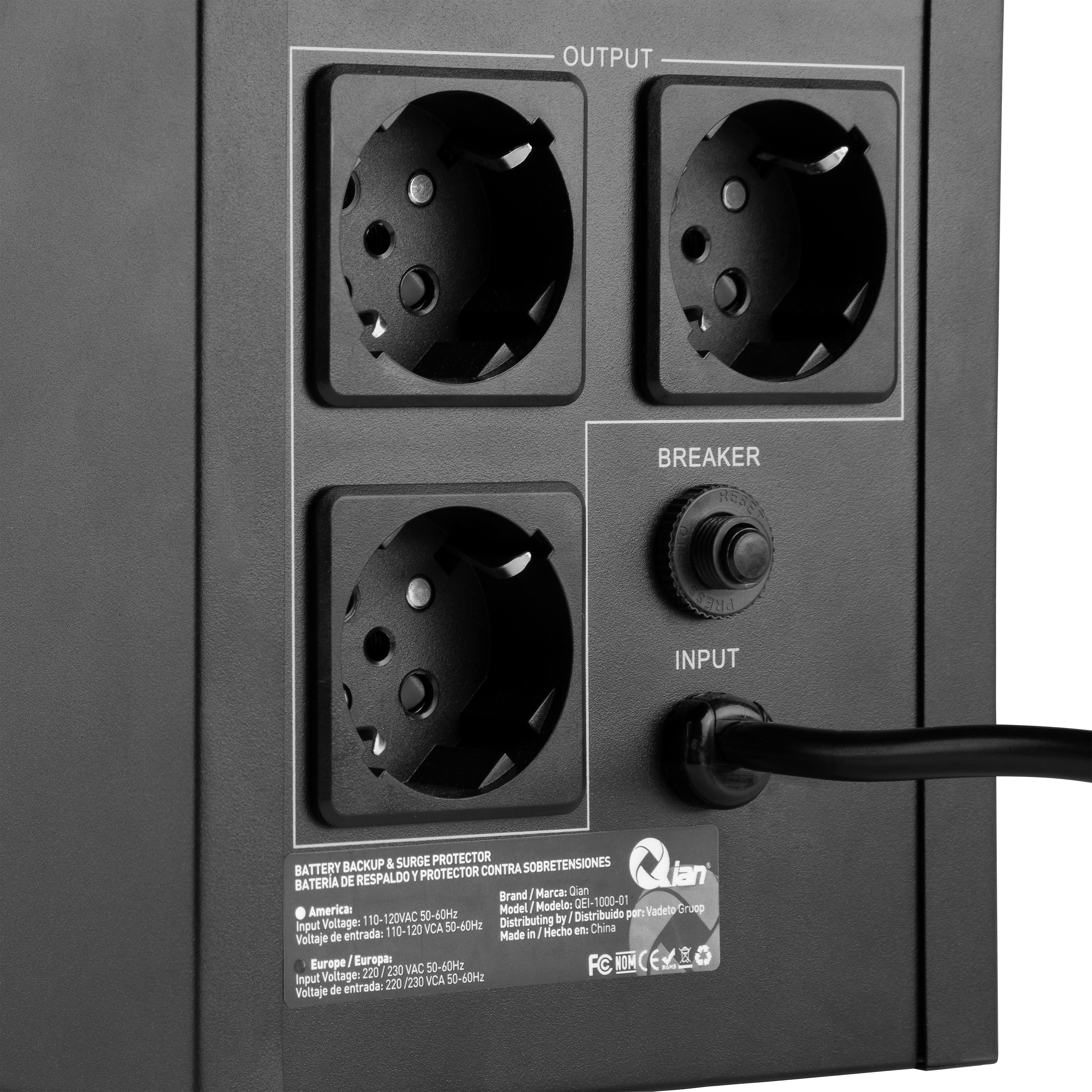 Alimentatore nero con tre prese, un interruttore e un cavo di alimentazione.