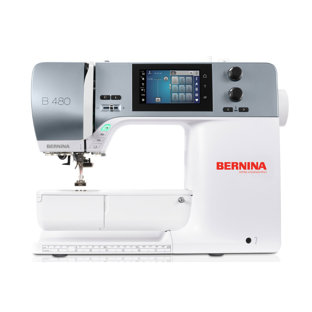 Nähmaschine mit weißem Gehäuse und grauem Oberteil. Der Bildschirm zeigt Oberfläche.