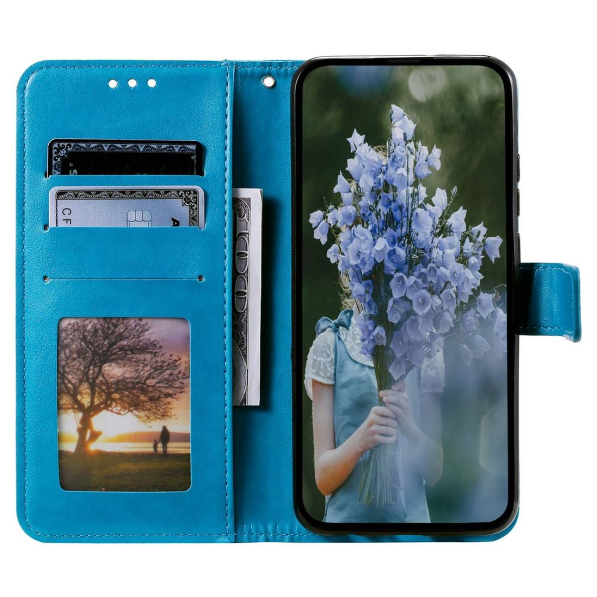 Eine blaue Handyhülle geöffnet, enthüllt ein Handy mit floralem Bildschirm, Karten und ein Sonnenuntergangsbild.