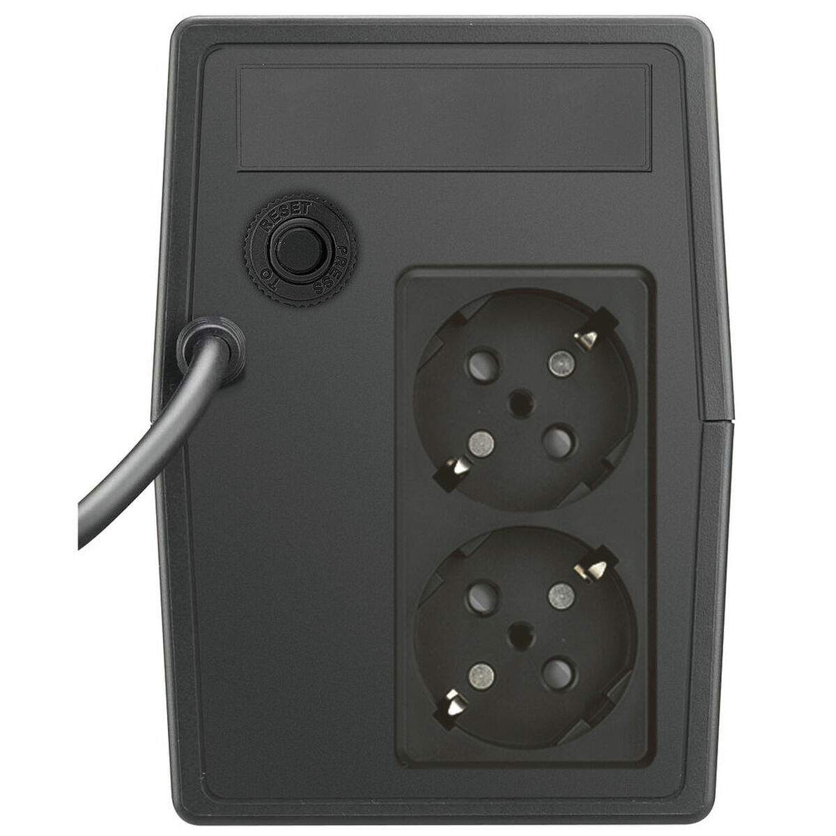 Parte trasera de un SAI negro. Dos enchufes y un botón de reinicio. Un cable está enchufado.