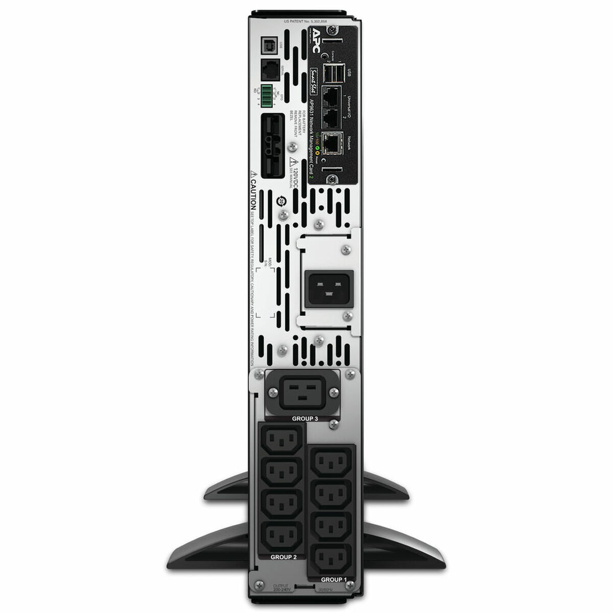 Vista trasera de un SAI APC negro con múltiples tomas de corriente. Tiene un panel de visualización y está sobre soportes negros.