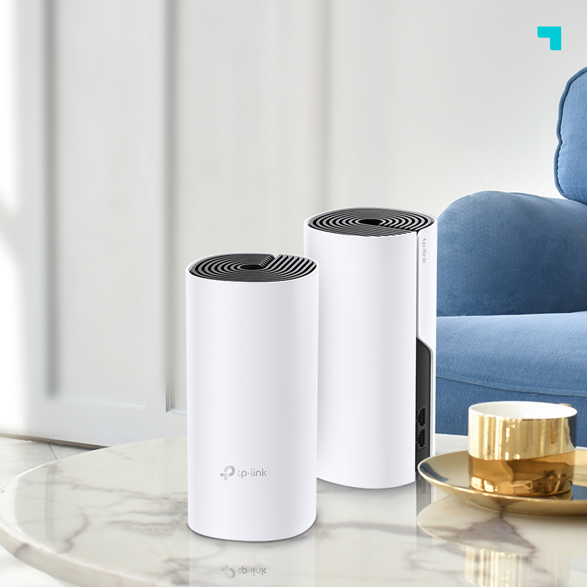 Dwa białe urządzenia Wi-Fi tp-link Deco na stole obok filiżanki.