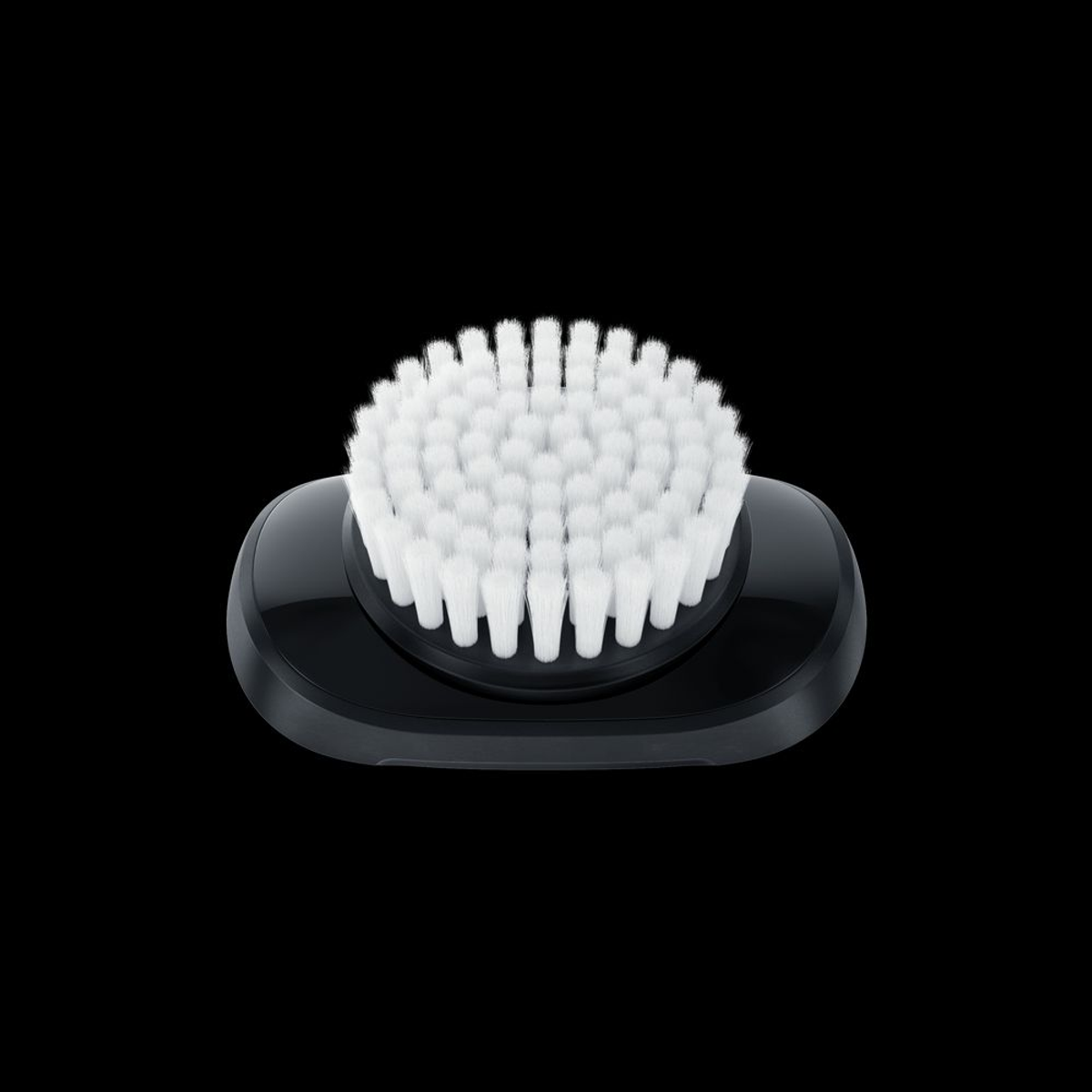 Czarna szczoteczka do oczyszczania twarzy z białym włosiem, na czarnym tle.