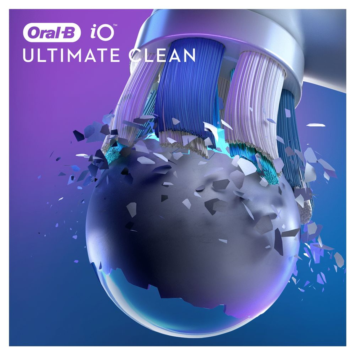 Un cabezal de cepillo de dientes Oral-B iO Ultimate Clean con cerdas azules y blancas, rompiendo una esfera.