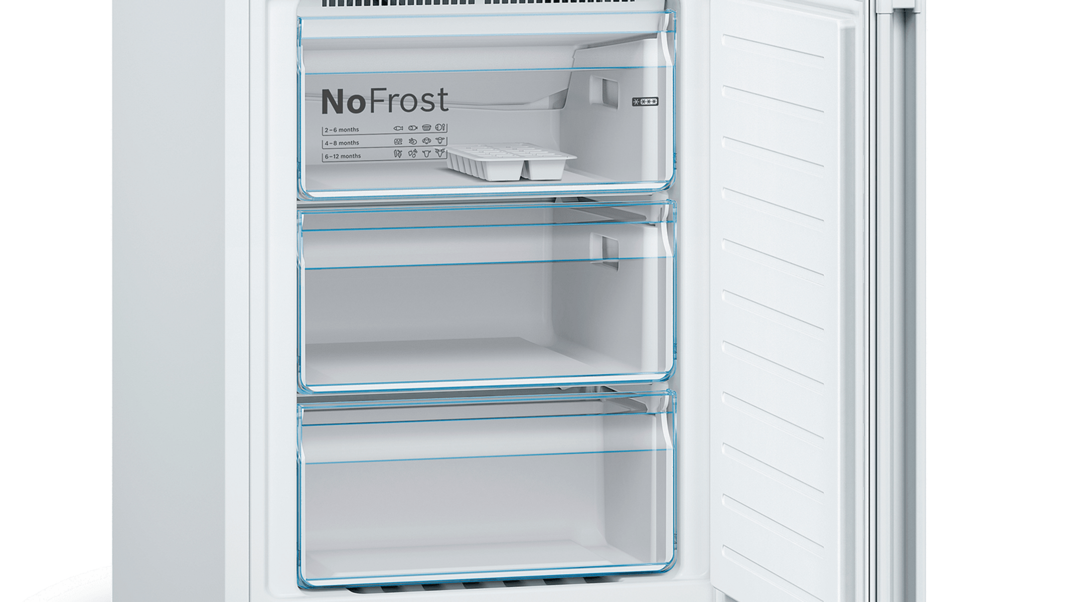 Białe wnętrze lodówki z otwartymi drzwiami, pokazujące półki i przezroczyste szuflady, na białym tle.