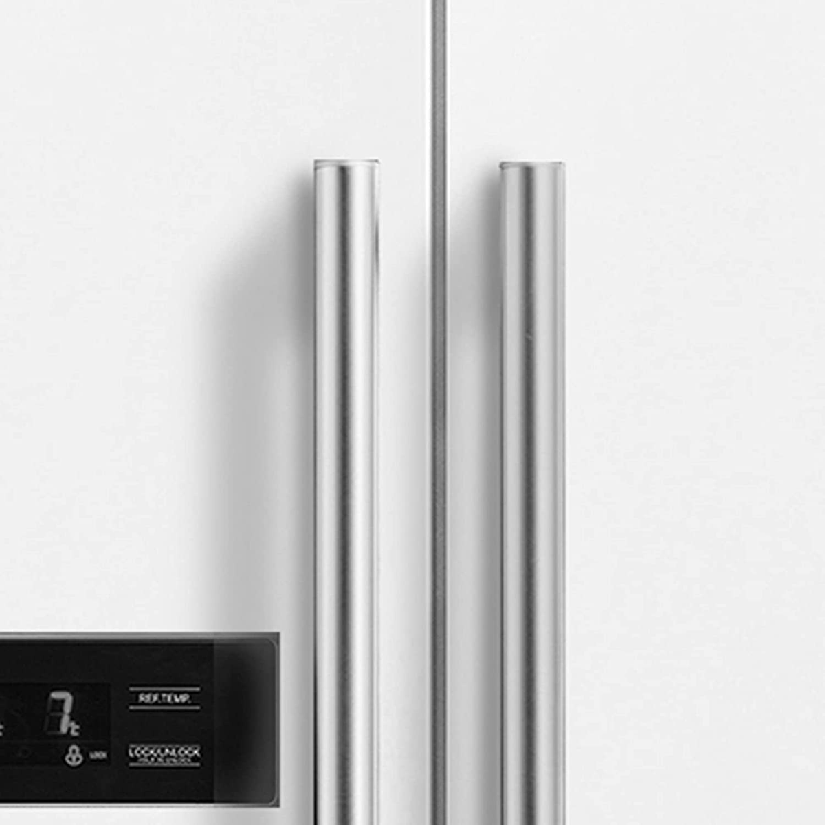 Primer plano de una puerta de refrigerador blanca con dos manijas verticales plateadas.