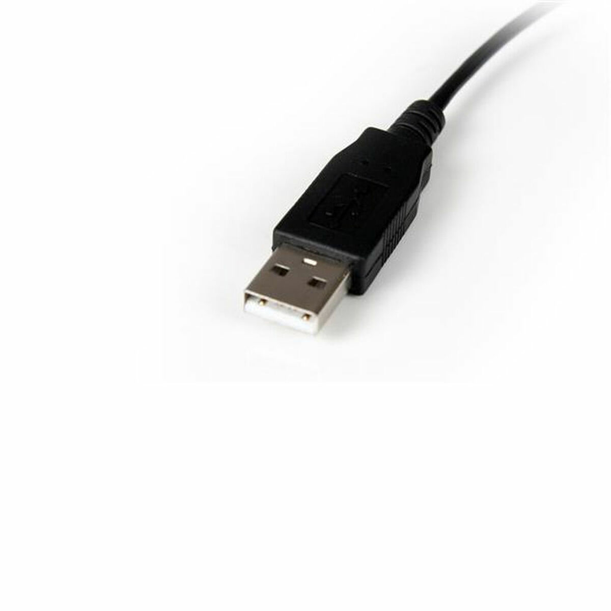 Cable USB negro con un conector USB. Está sobre una superficie blanca.