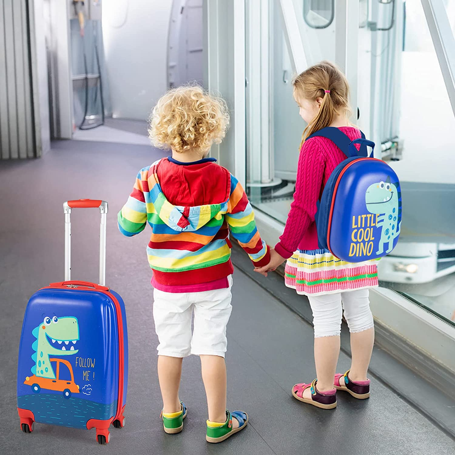 Zwei Kinder mit Koffer und Rucksack. Ein Junge und ein Mädchen halten Händchen.