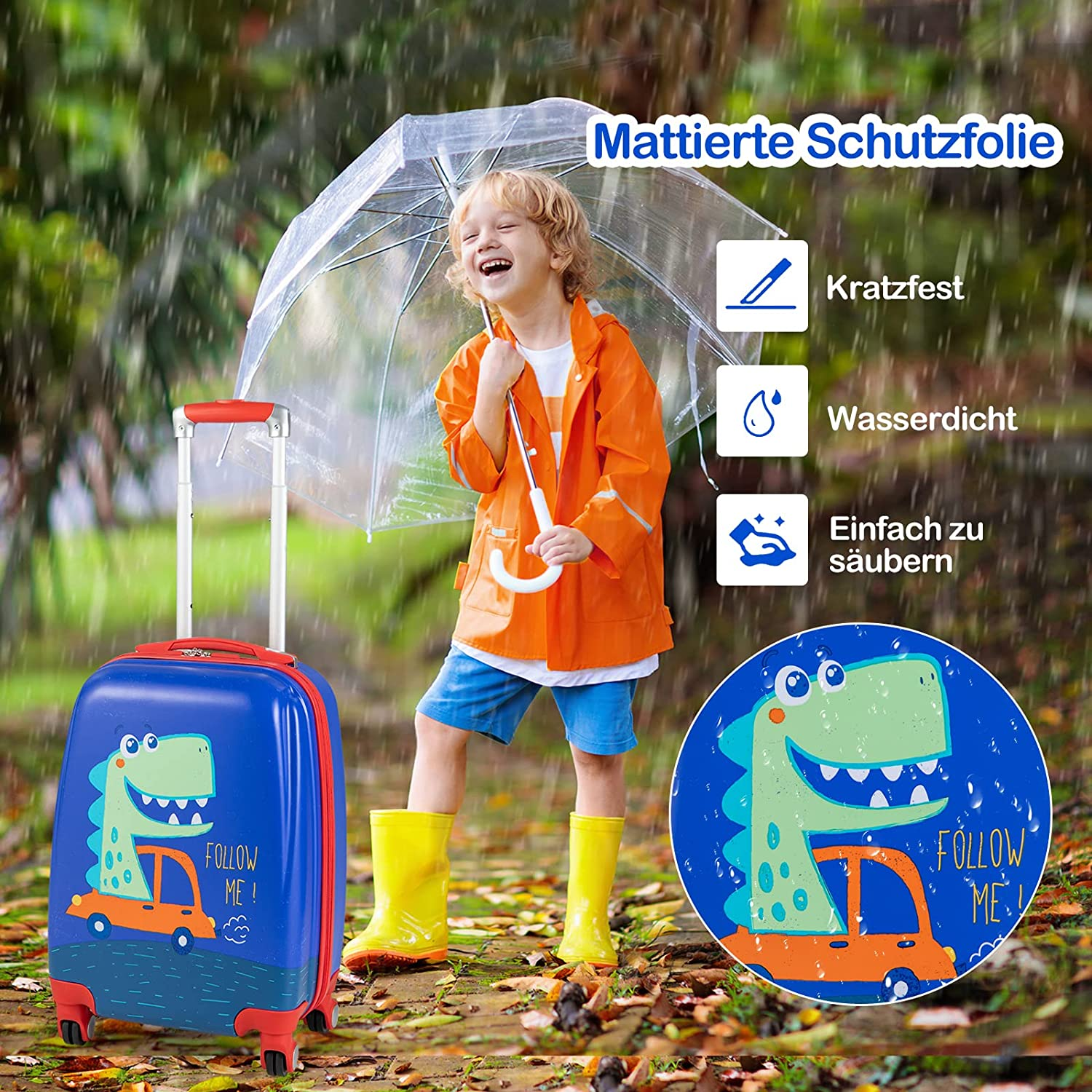 Ein Junge mit orangenem Regenmantel und gelben Stiefeln lacht mit Koffer im Regen. Transparenter Schirm.