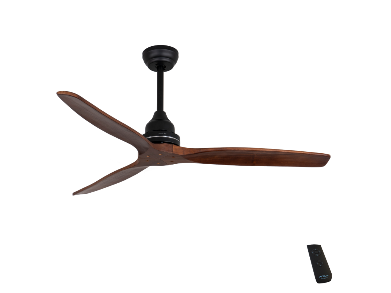 Wentylator sufitowy z drewnianymi łopatkami, czarnym silnikiem. Pilot poniżej.
