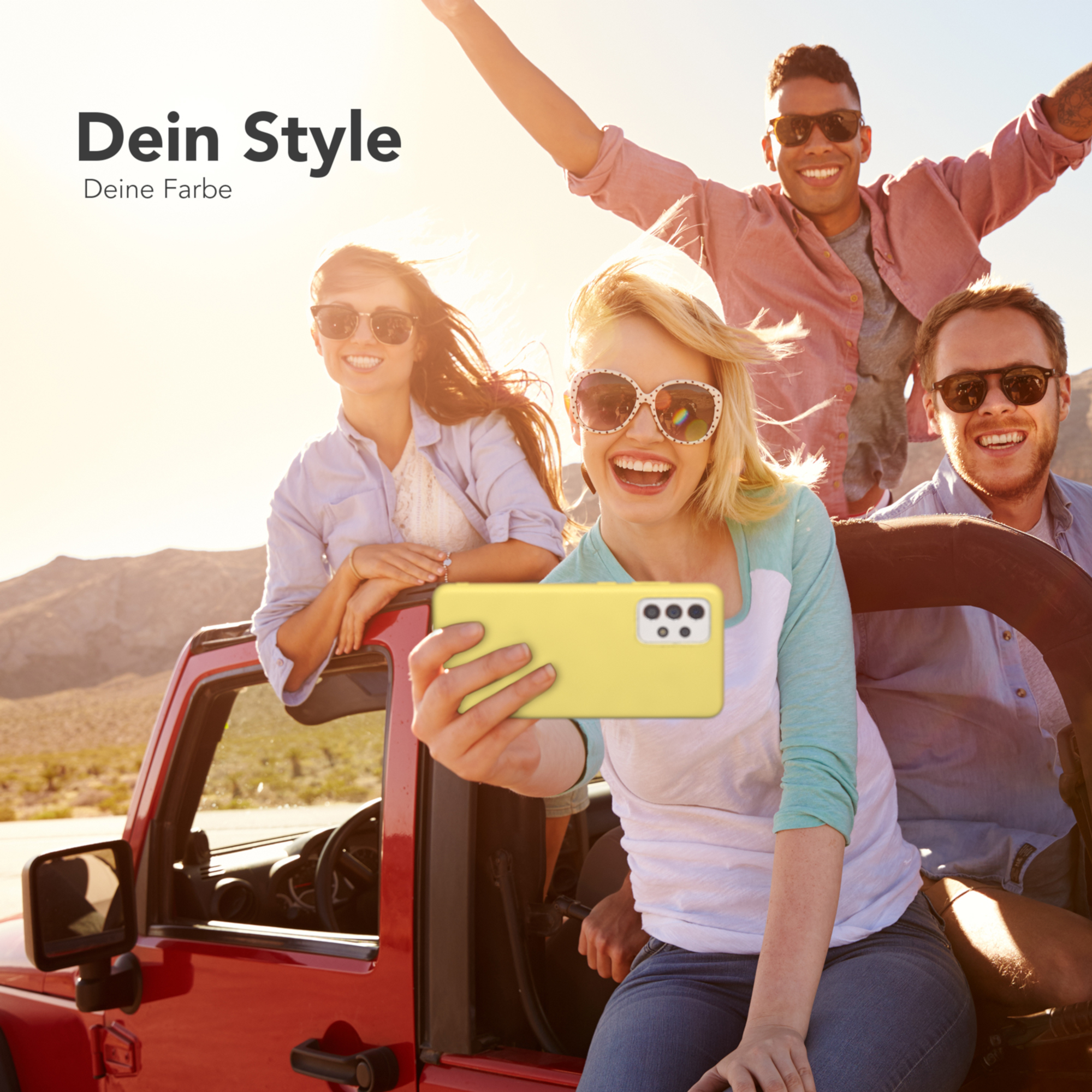 Gruppe von Leuten in einem roten Jeep macht ein Selfie mit einer gelben Handyhülle.