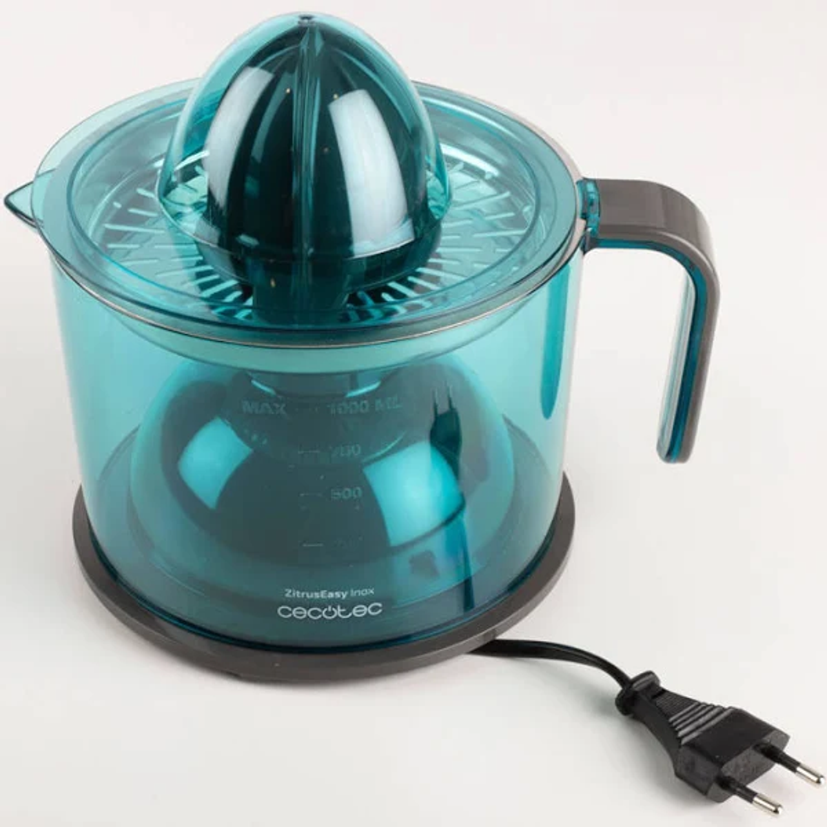 Una exprimidora eléctrica azul y transparente con asa, cable negro y enchufe.