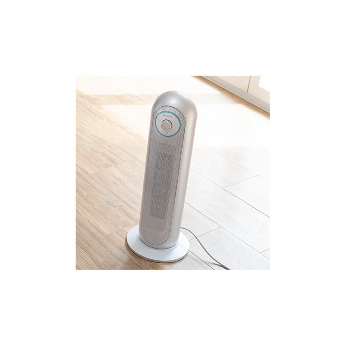 Biały wentylator wieżowy na drewnianej podłodze.