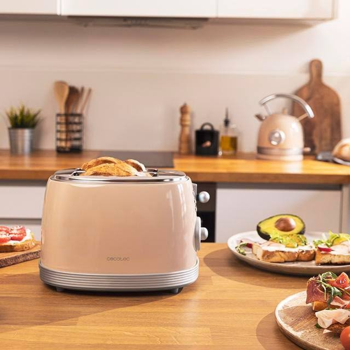 Beiger Toaster mit Toast, Essen auf dem Tisch.