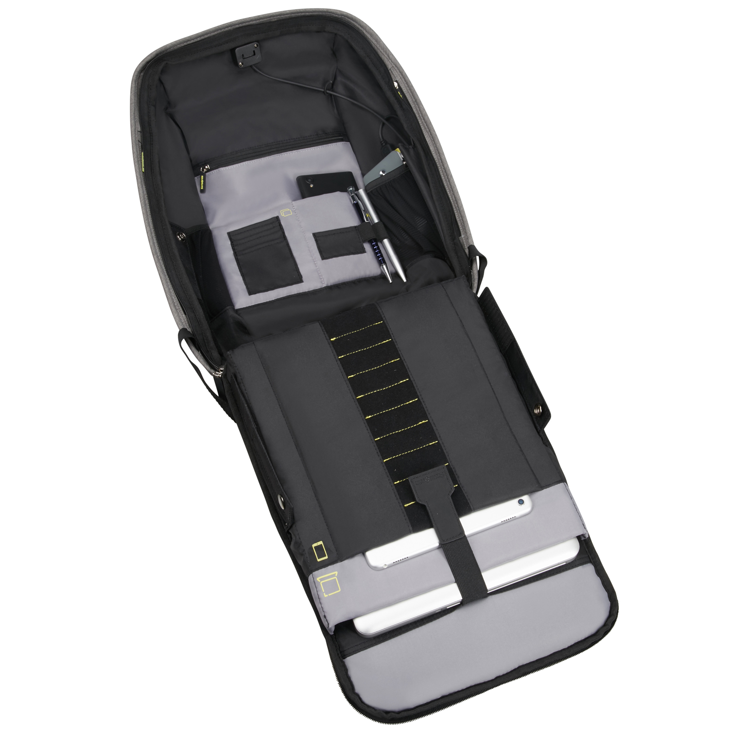 Im Inneren eines Rucksacks mit Fächern für ein Tablet, Stifte und anderes Zubehör.