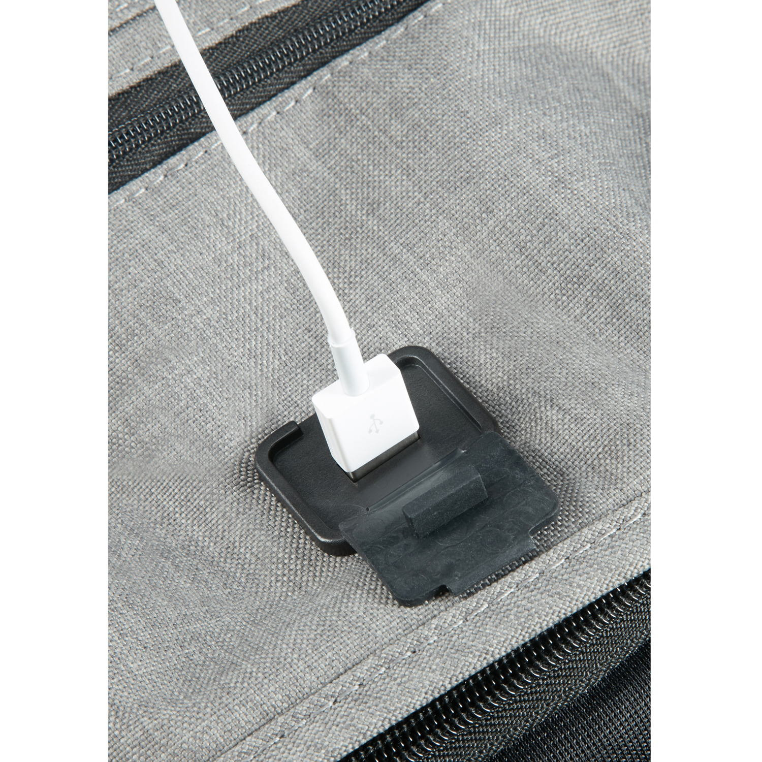 Grauer Stoff mit einem weißen USB-Kabel, das mit einer schwarzen USB-Anschlussabdeckung verbunden ist.