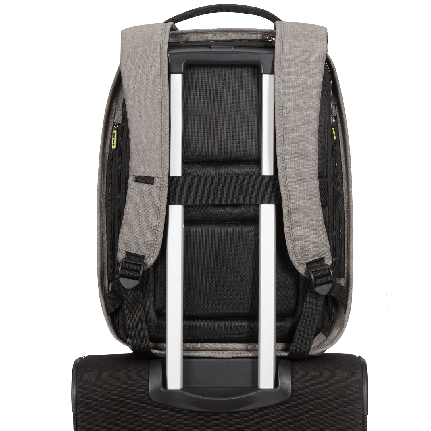 Rucksack auf Rollkoffer. Grauer Rucksack mit silbernem Griff, schwarzer Koffer.