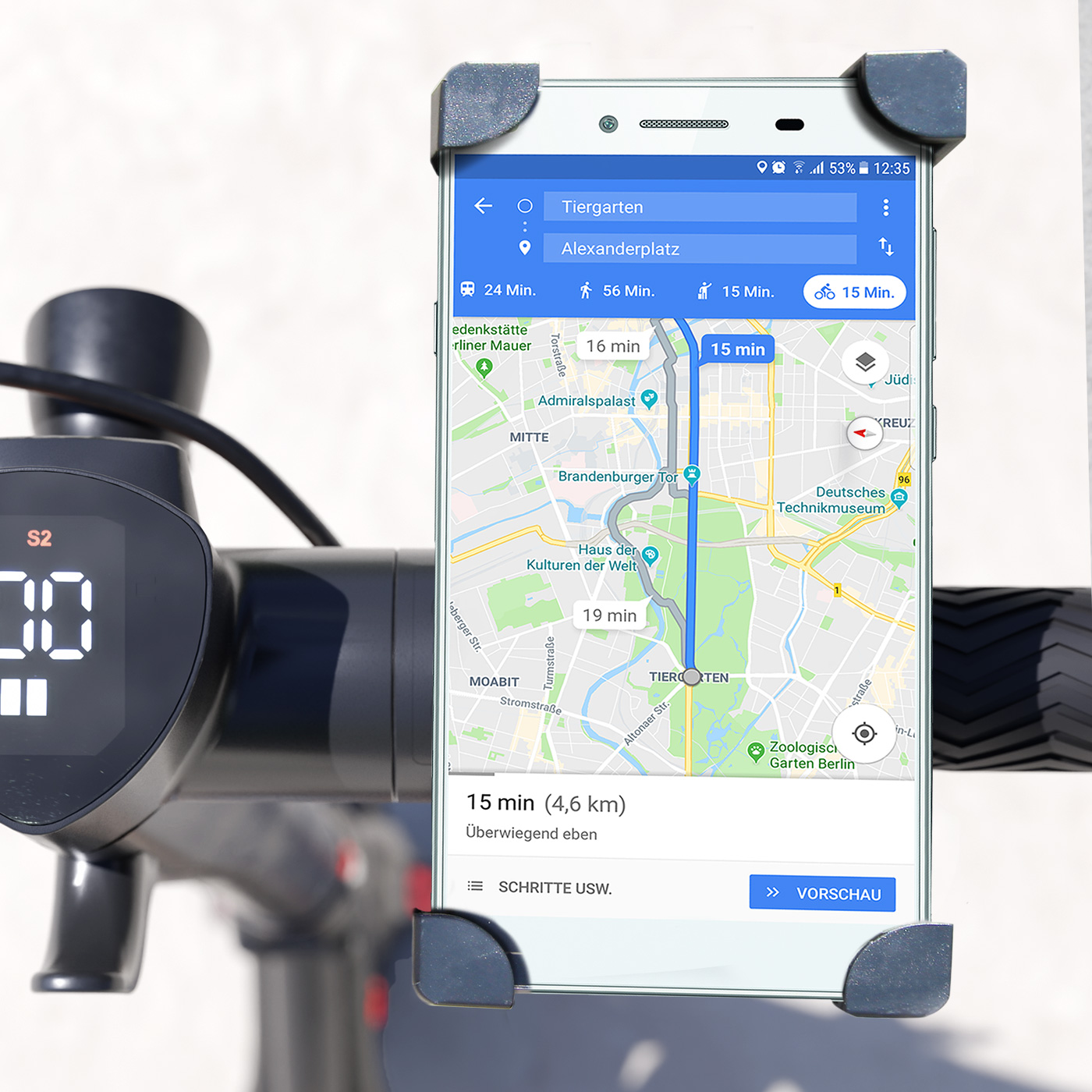 Smartphone im Halter, Karte, Zeit und Wegbeschreibung angezeigt, Nahaufnahme.