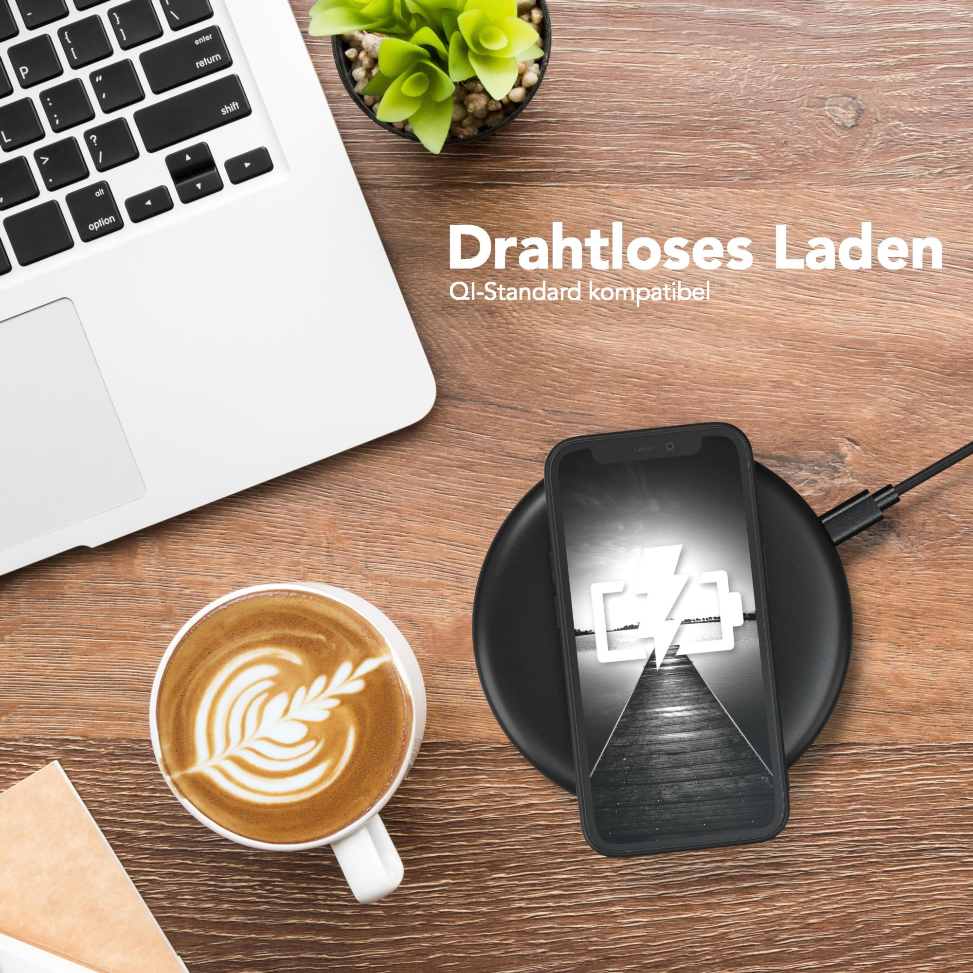 Laptop, Kaffee und Telefon auf einem Holztisch mit kabellosem Ladegerät.