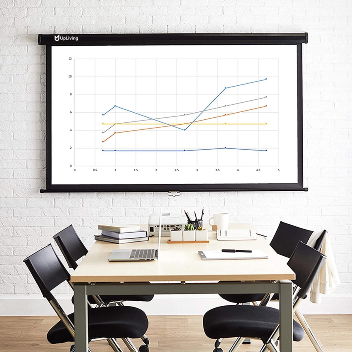 Projektorleinwand, die eine Grafik an einer weißen Ziegelmauer mit Tisch und Stühlen zeigt.