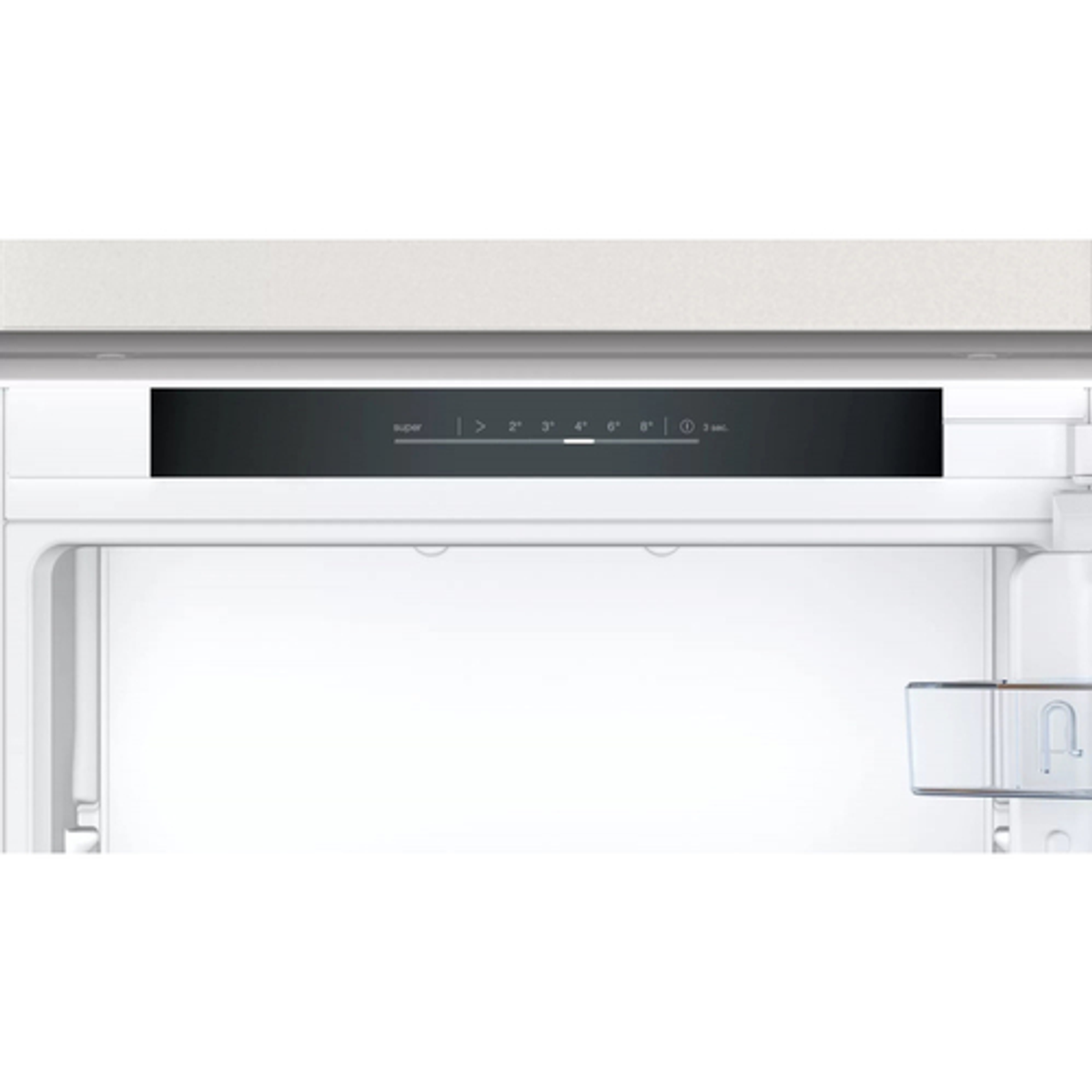 Panel de control del refrigerador con configuraciones numeradas y un interior blanco visible.