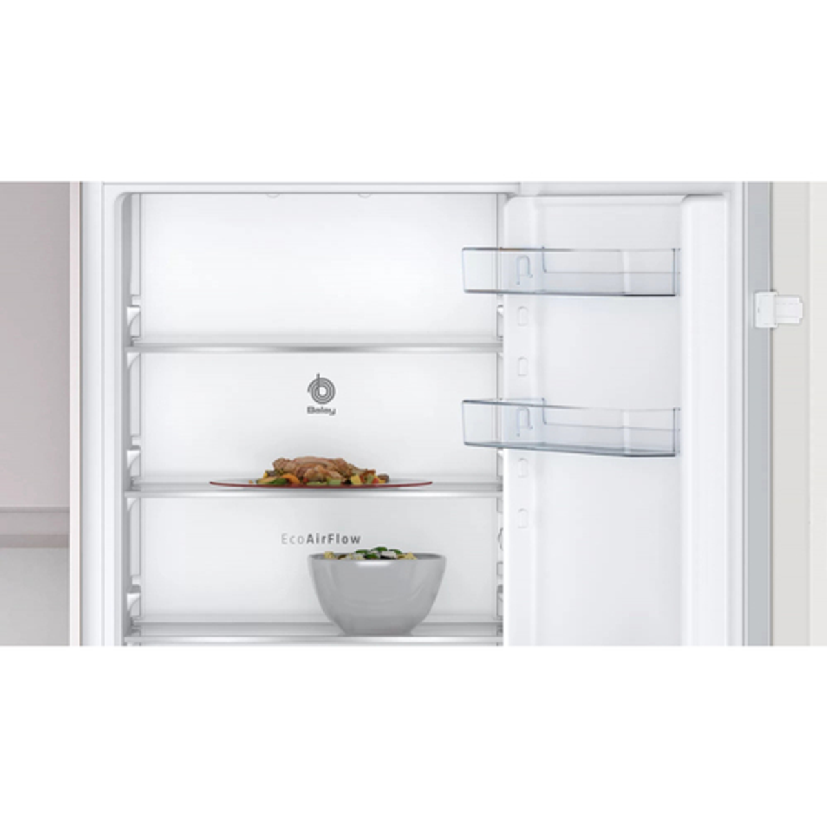 Interior de refrigerador con estantes. Comida en un plato y en un cuenco. Interior blanco.