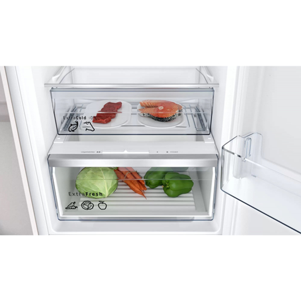 Interior de la nevera con dos cajones llenos de comida: carne, salmón, repollo, zanahorias y pimientos.