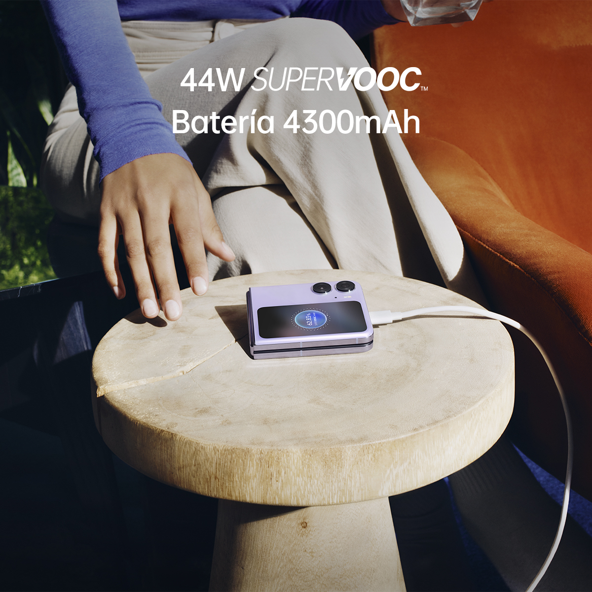 Dłoń osoby trzymająca fioletowy składany telefon. Widoczny tekst '44W SUPERVOOC' i 'Bateria 4300mAh'.