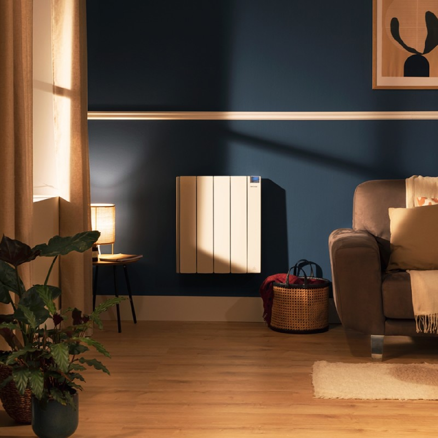 Scatto di interni con parete blu scuro, un termosifone, un divano e una pianta.
