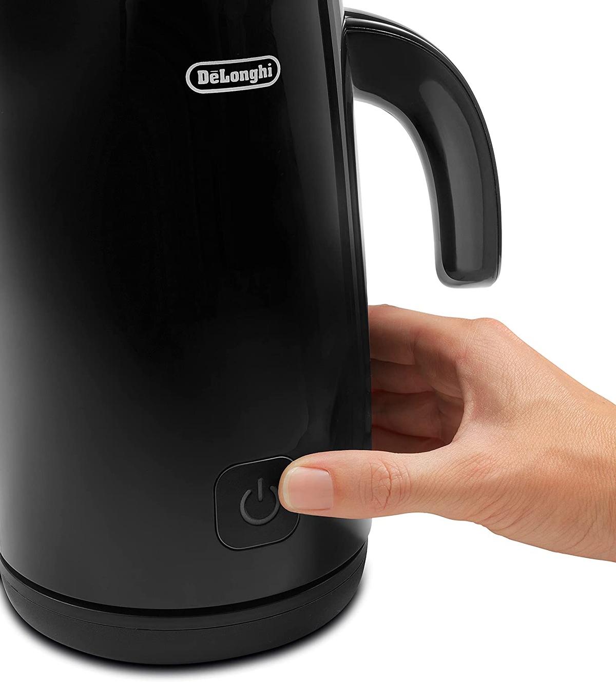 Czarny spieniacz do mleka DeLonghi z ręką naciskającą przycisk zasilania.