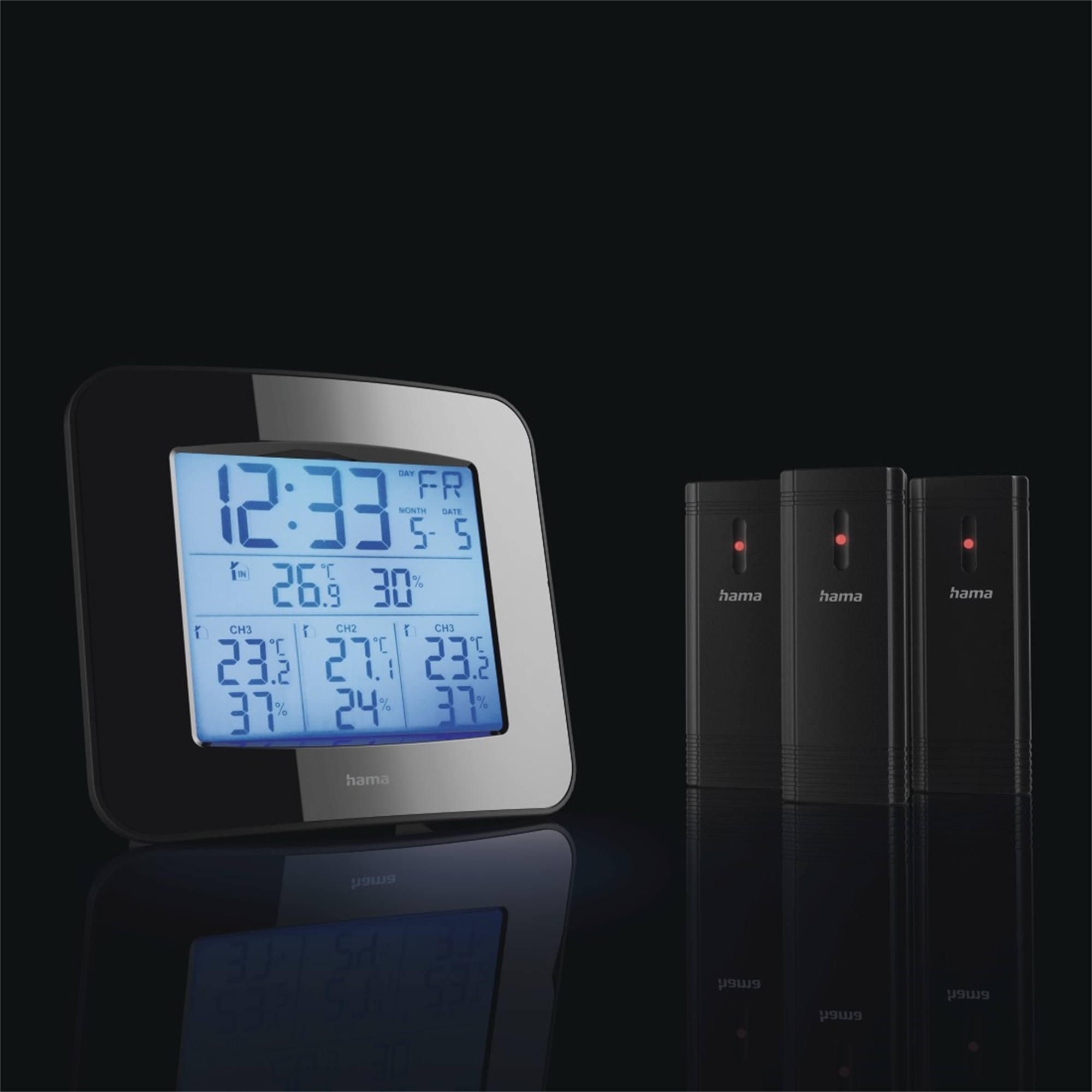 Czarny termometr z wyświetlaczem cyfrowym, pokazujący czas, temperaturę i wilgotność, wraz z trzema czarnymi czujnikami.