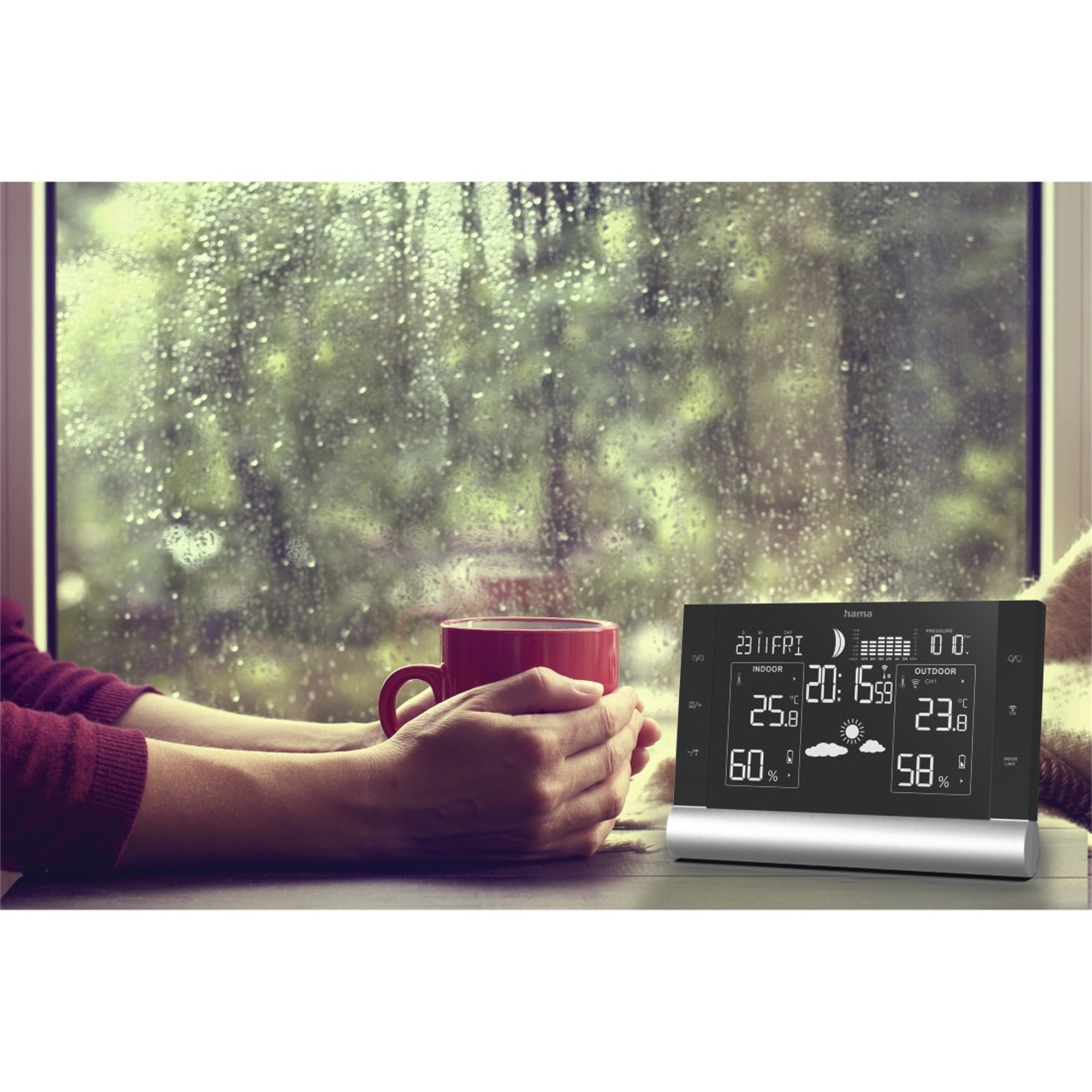 Osoba trzymająca czerwony kubek w pobliżu stacji pogodowej przy oknie. Białe tło.