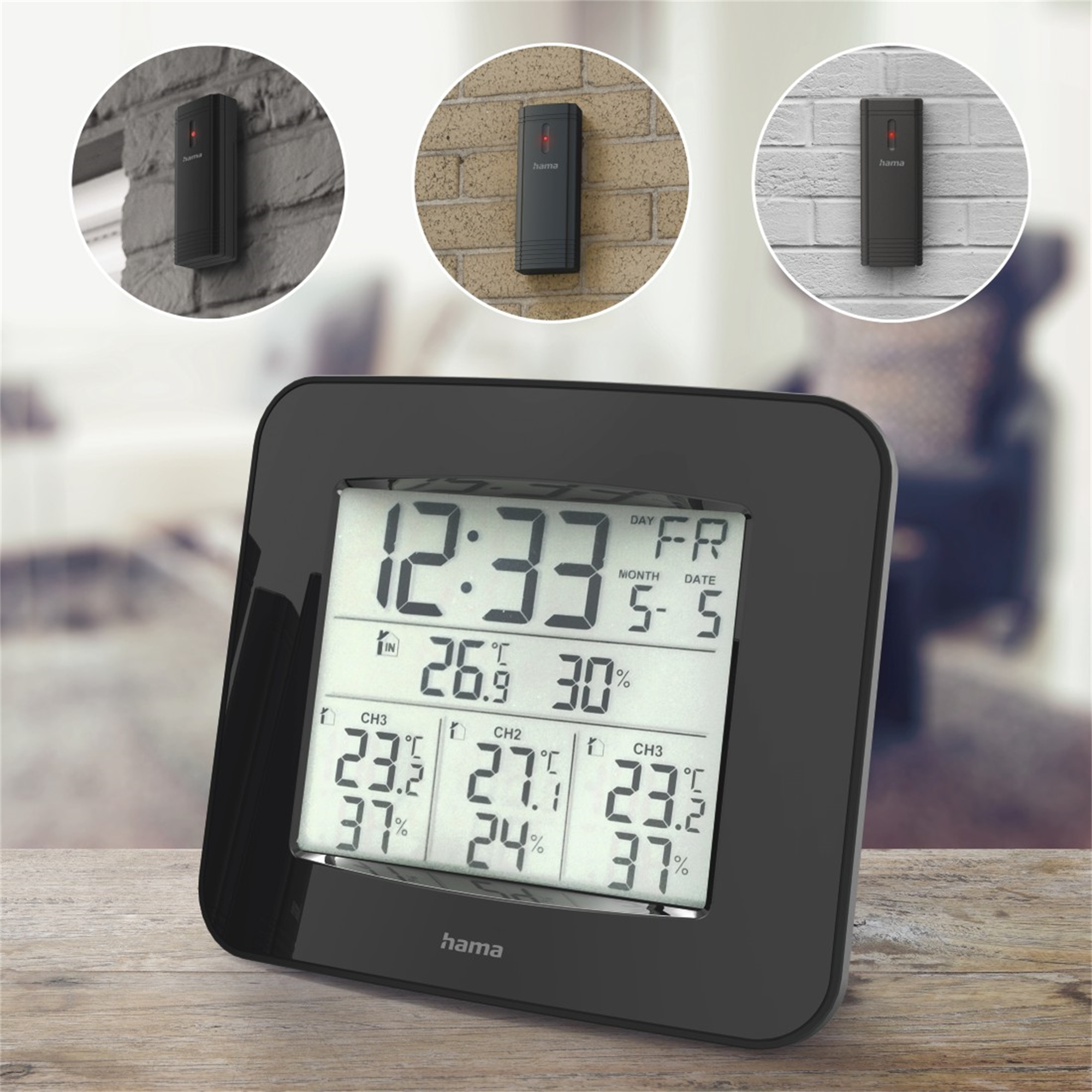 Czarna stacja pogodowa z odczytami czasu, daty i temperatury. Trzy małe czujniki na ścianie.