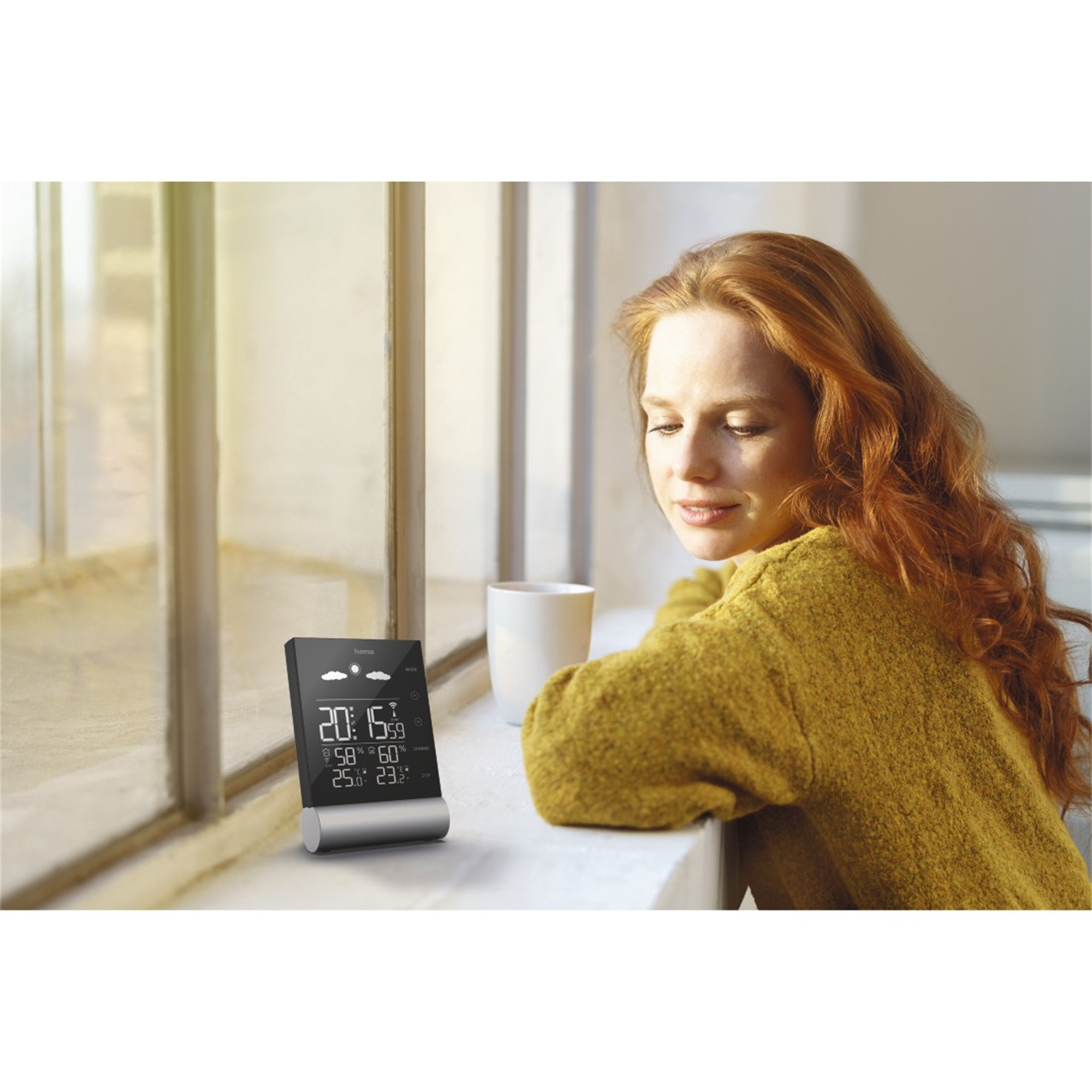 Kobieta patrzy na stację pogodową. Stacja wyświetla czas, temperaturę i ikony pogody.