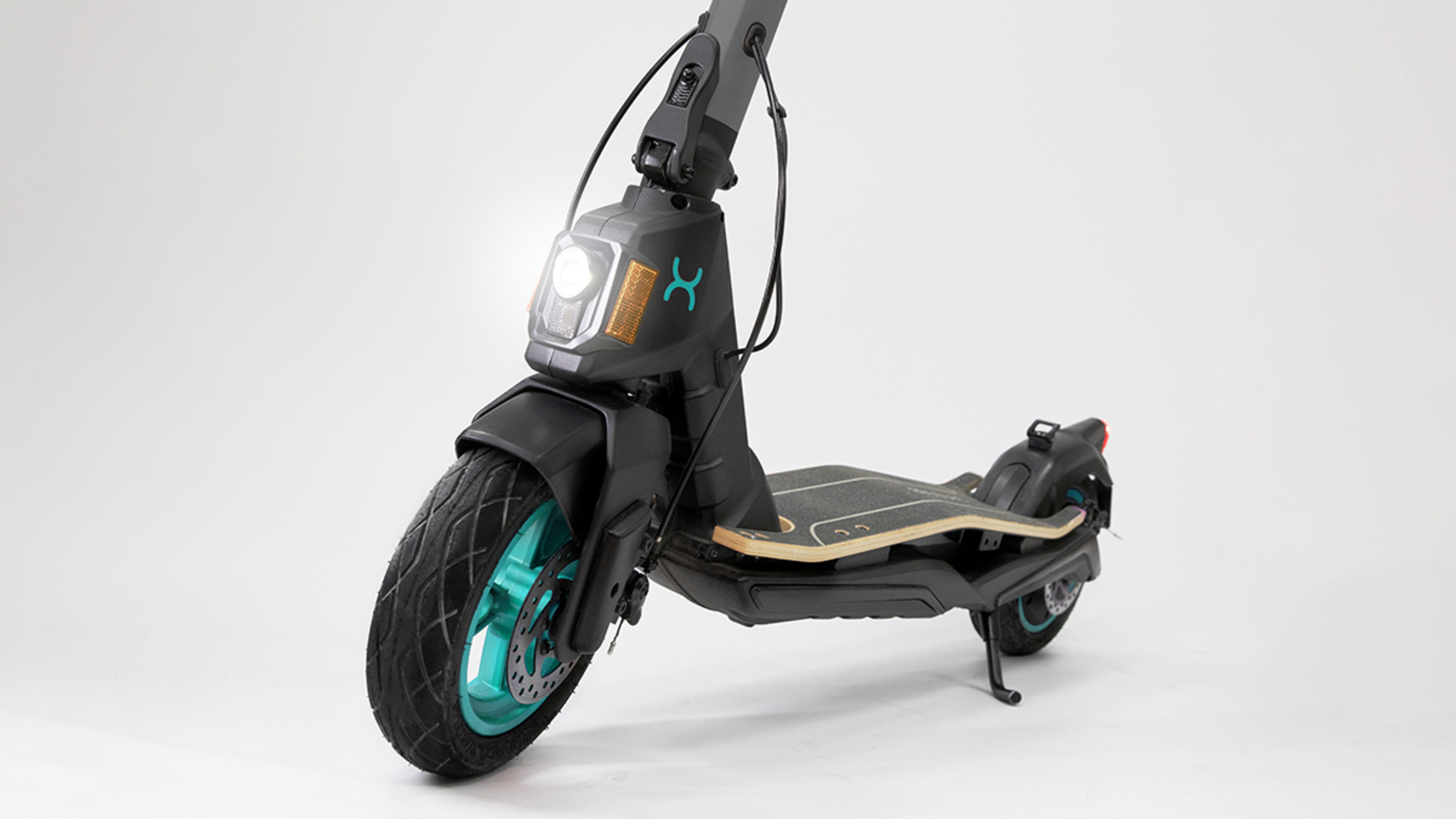 Un monopattino elettrico con dettagli neri e turchese su sfondo bianco.